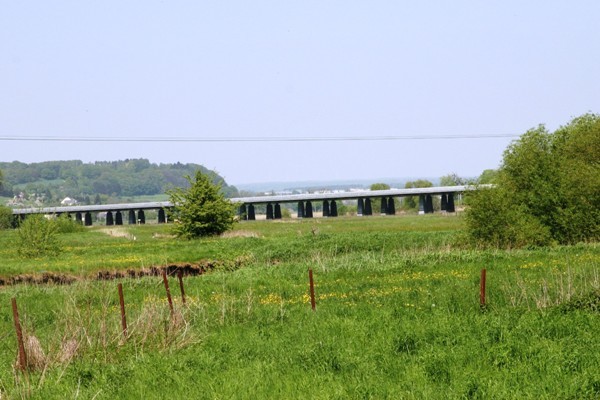 Der Viadukt von Lorentzweiler im Alzettetal von flussauf gesehen 