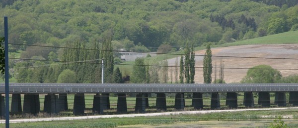 Der Viadukt von Lorentzweiler im Alzettetal von flussab gesehen 