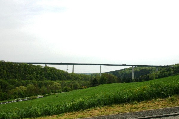 Die Sauertalbrücke. Diese Grenzbrücke verbindet die Autobahn A1 in Luxemburg mit der Autobahn A64 in Deutschland 