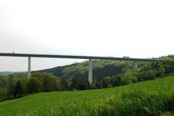 Die Sauertalbrücke. Diese Grenzbrücke verbindet die Autobahn A1 in Luxemburg mit der Autobahn A64 in Deutschland 