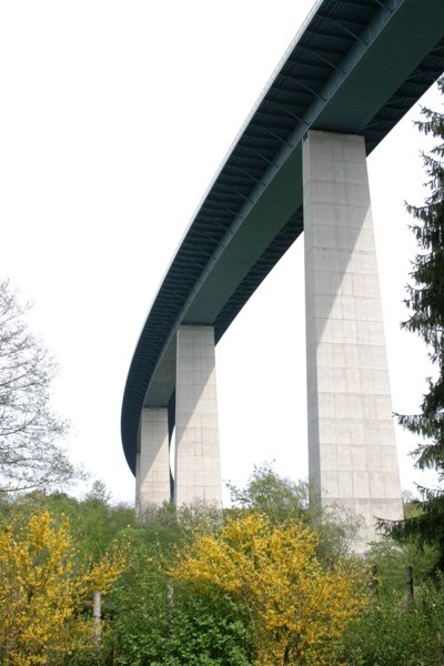 Le viaduc de la vallée de la Sûre.Ce pont frontalier fait liaison entre l'autoroute A1 au Luxembourg avec l'autoroute A64 en Allemagne 