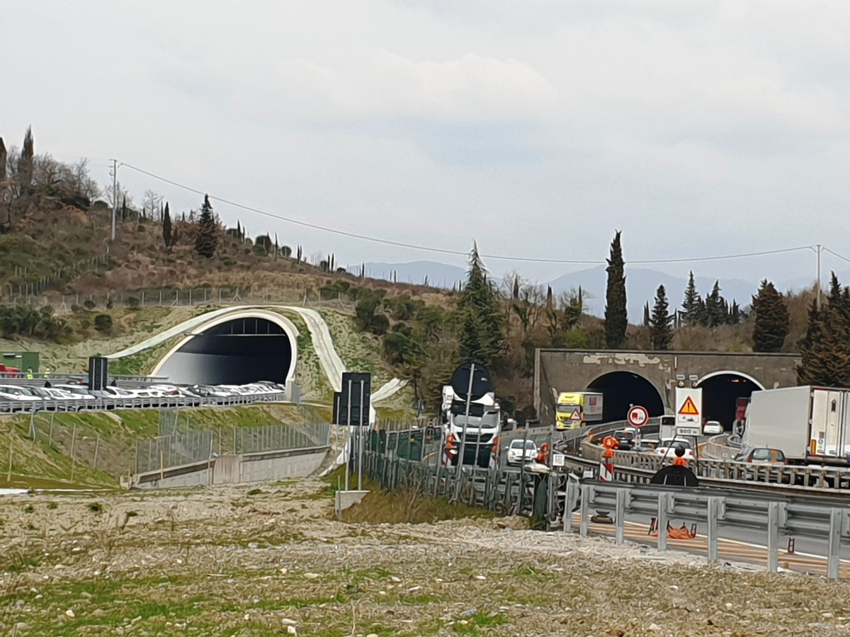 Case Forno Tunnel (on the left) and Bellosguardo Tunnel southern portals 