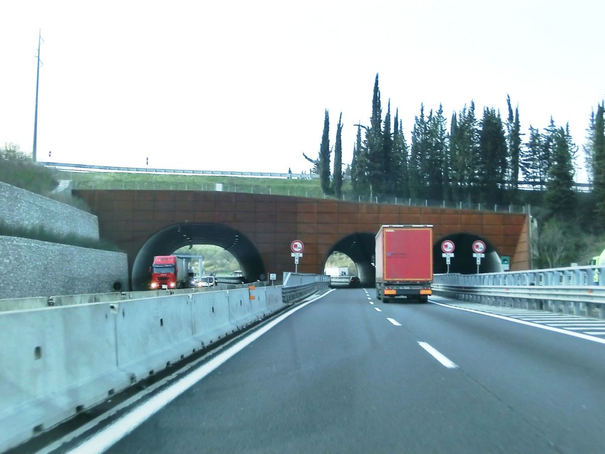 Lastrone Sud Tunnel (on the left) and Lastrone Tunnel southern portals 