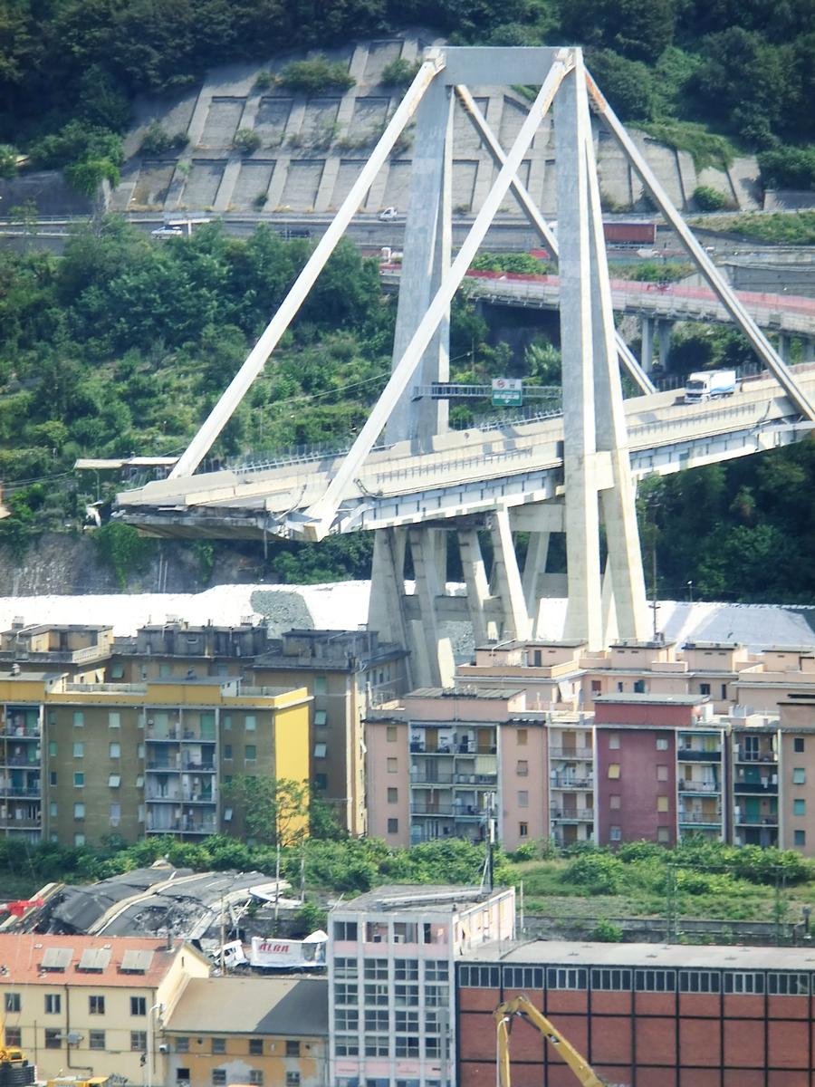 Viaduc de Polcevera après l'éffondrement partiel du 14 août 2018 
