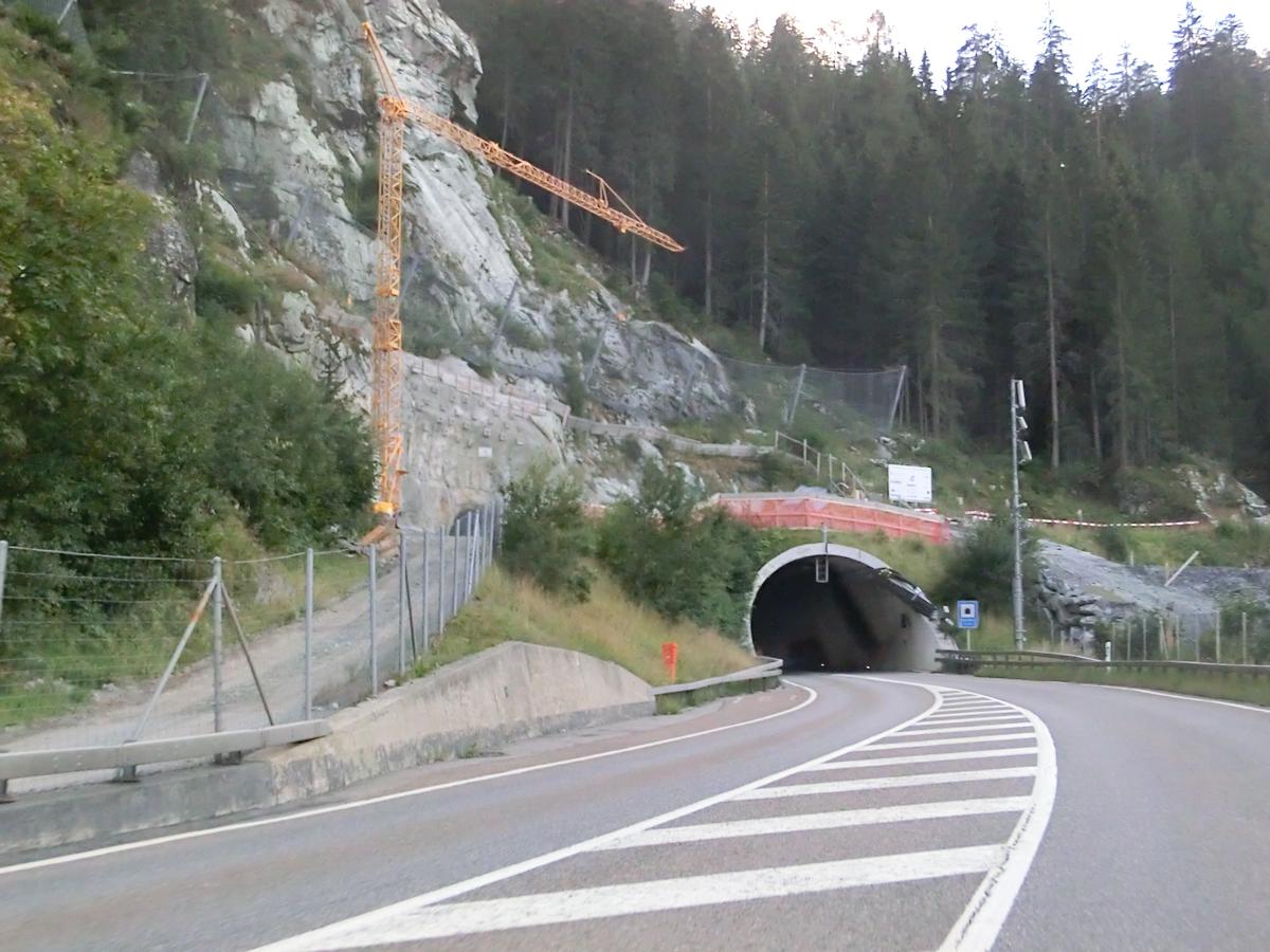 Bärenburg Safety Tunnel (on the left) and Bärenburg road Tunnel southern portals 