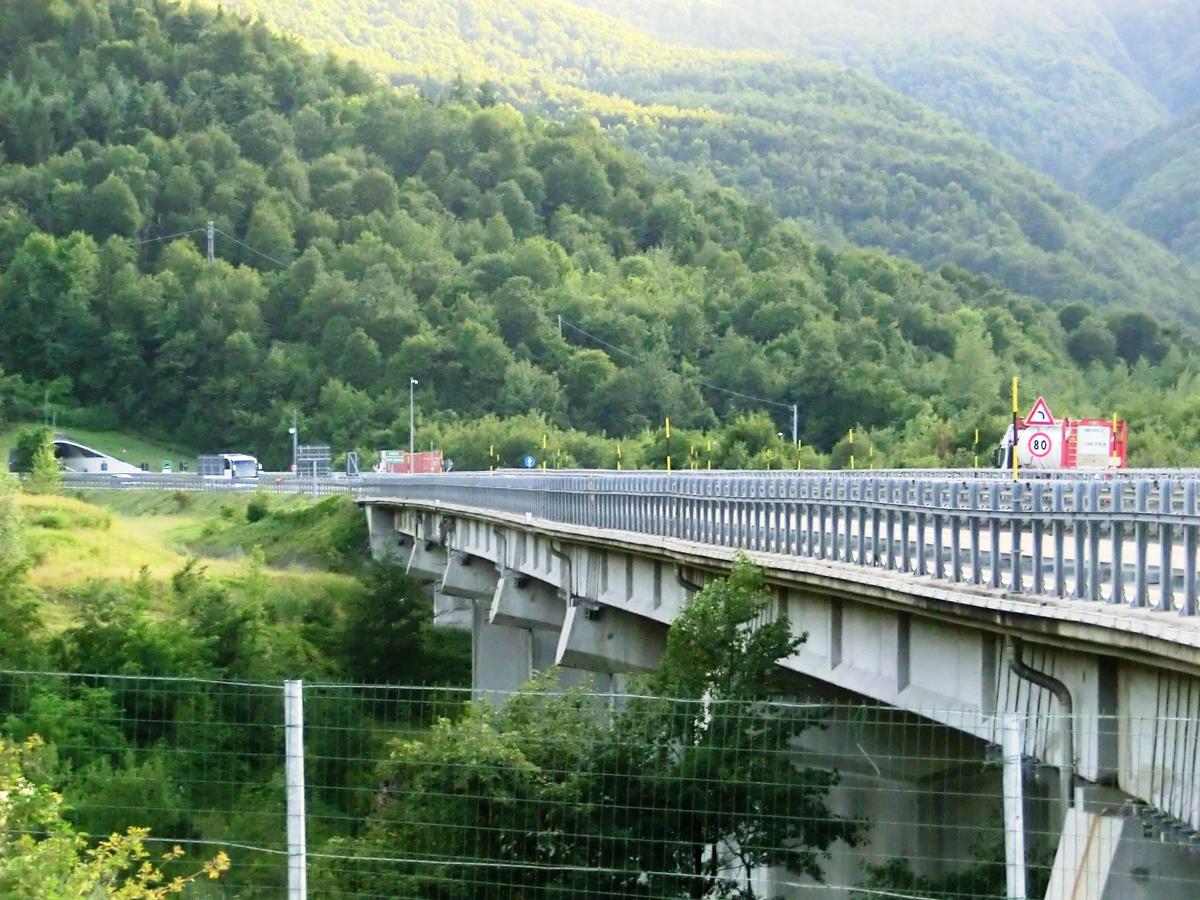 Barcalesa Viaduct and, on the left, Valico (Cisa) Tunnel northern portal 