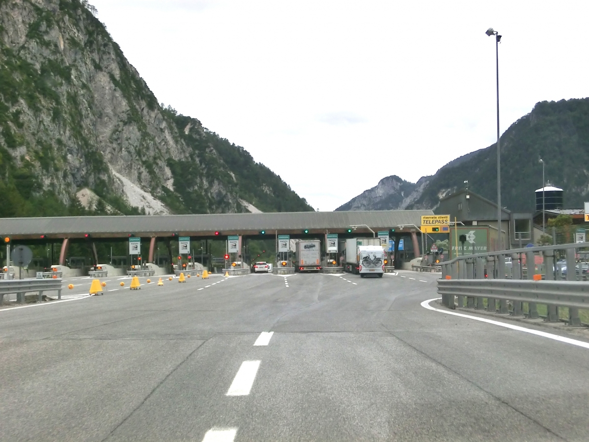 A 23 Motorway (Italy): Ugovizza toll barrier 