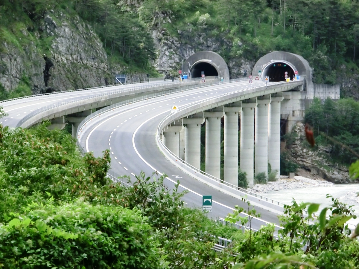 Cadramazzo Viaduct Cadramazzo Viaduct and, in the back, Raccolana Tunnel northern portals