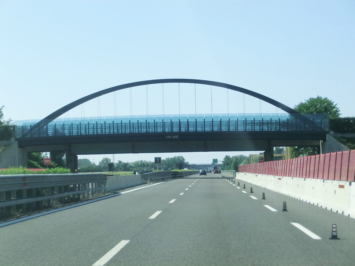 Geh- und Radwegbrücke über die A27 