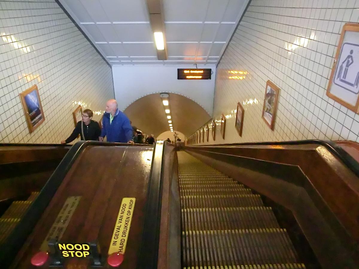 Sint-Annatunnel, original 1933 wooden escalator 