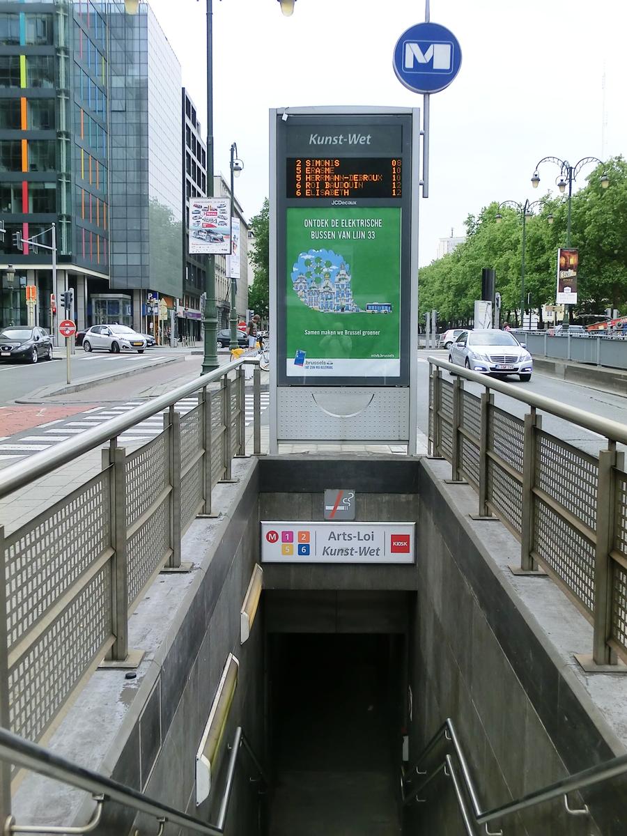 Arts-Loi Metro Station access 