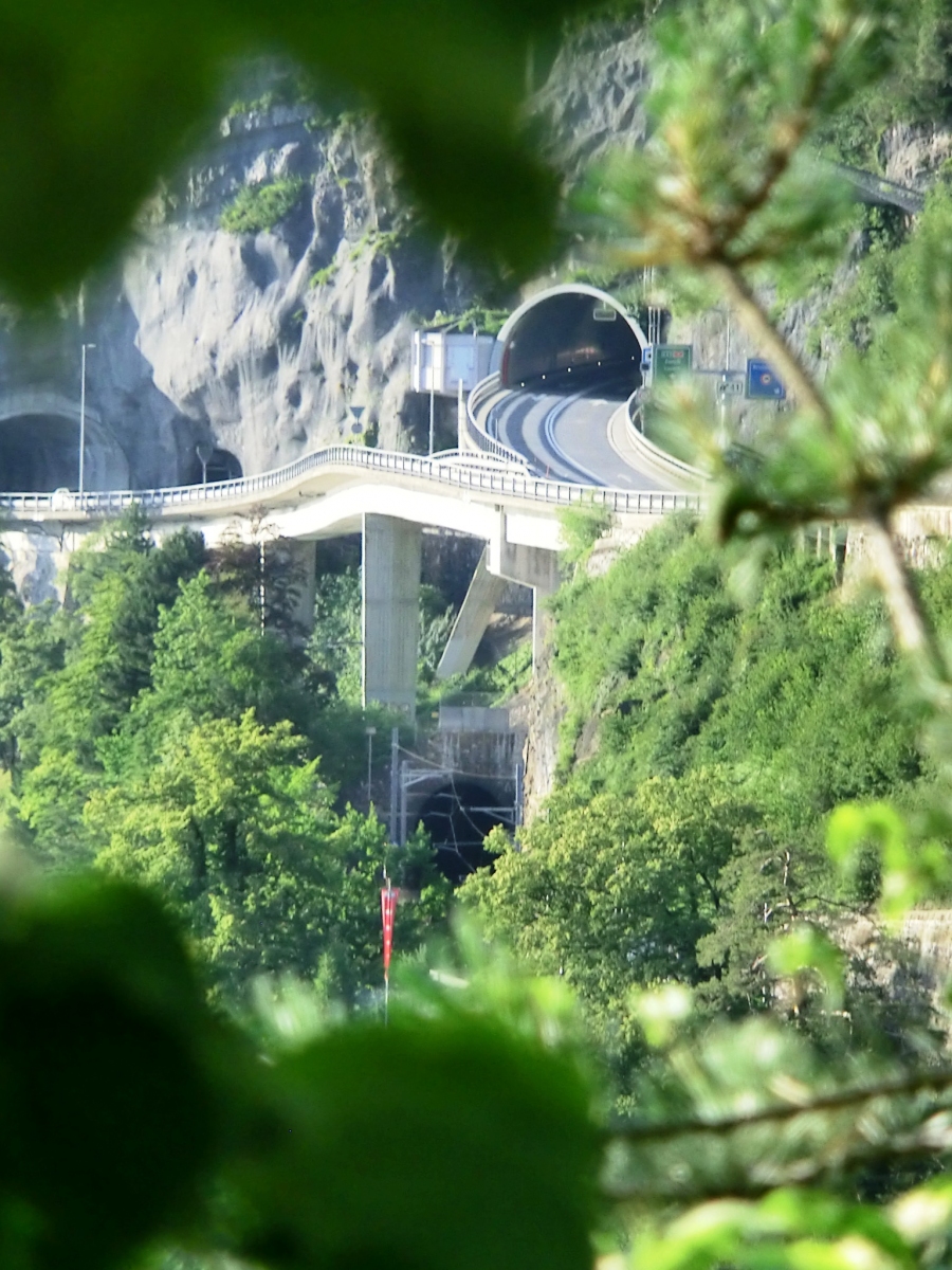 Brunnen Tunnel (on the left), Mosi Tunnel (on the right) and Morschach Tunnel (below) southern portals 