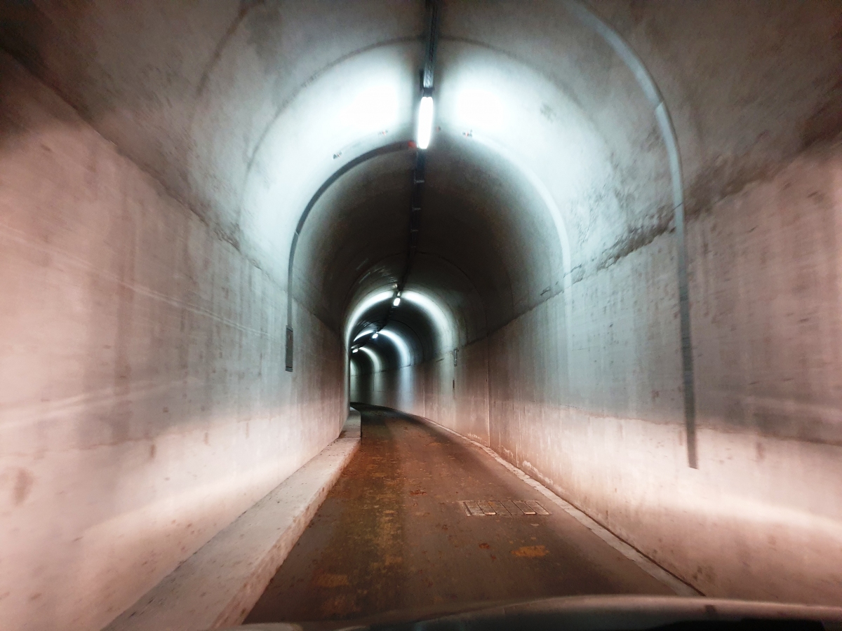 Tunnel an der Talsperre Luzzone 