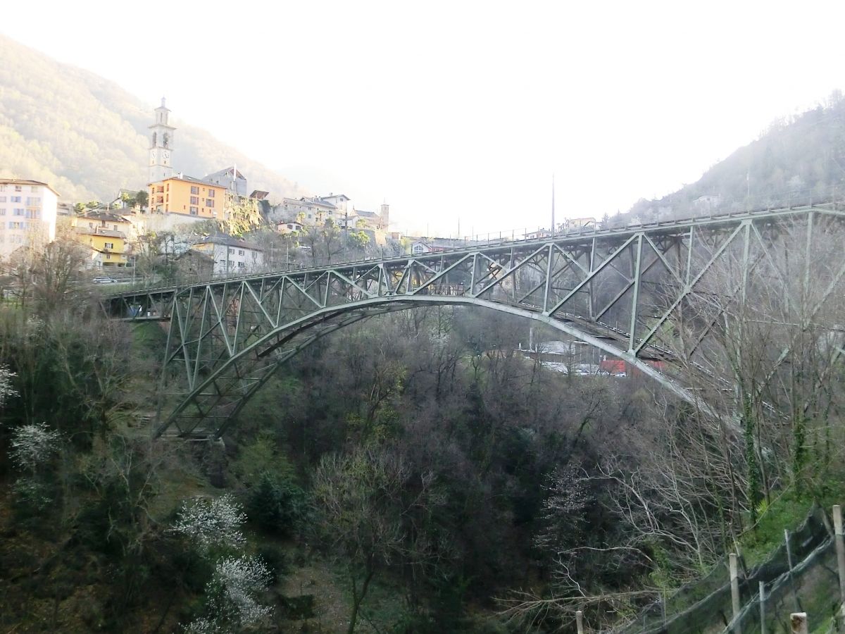 Viaduc ferroviaire sur l'Isorno 