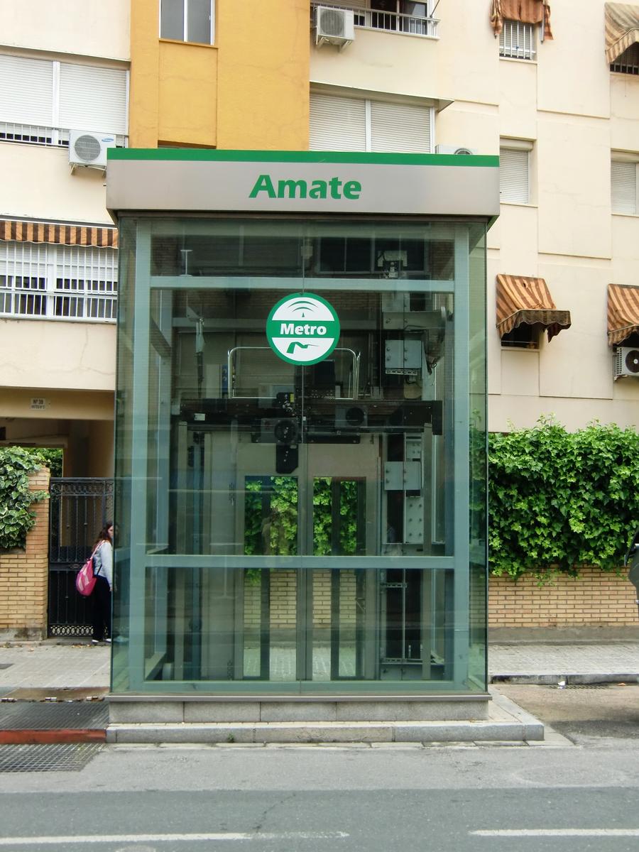 Amate metro station, access 