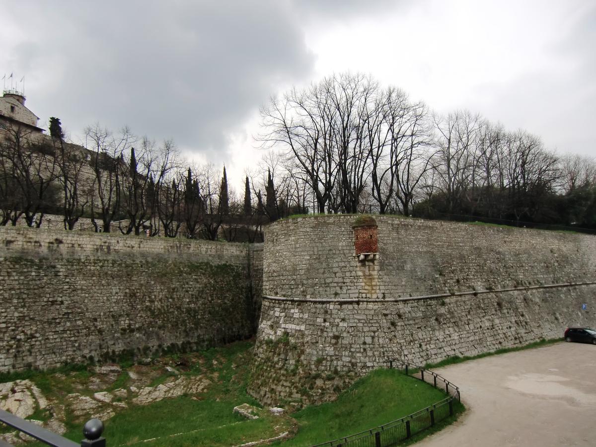 Brescia Castle, walls 
