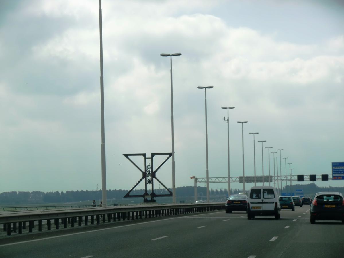 Moerdijk Highway bridge, the monument 