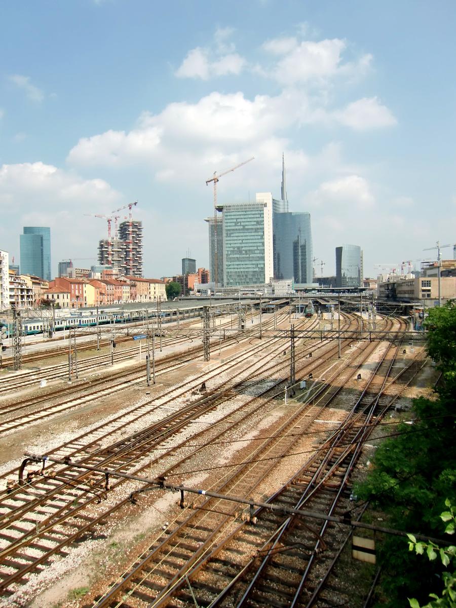 Porta Garibaldi Station In the background, from left to right, Lombardia Palace,Galfa Tower, Bosco Verticale, Cesar Pelli A-B-C Towers