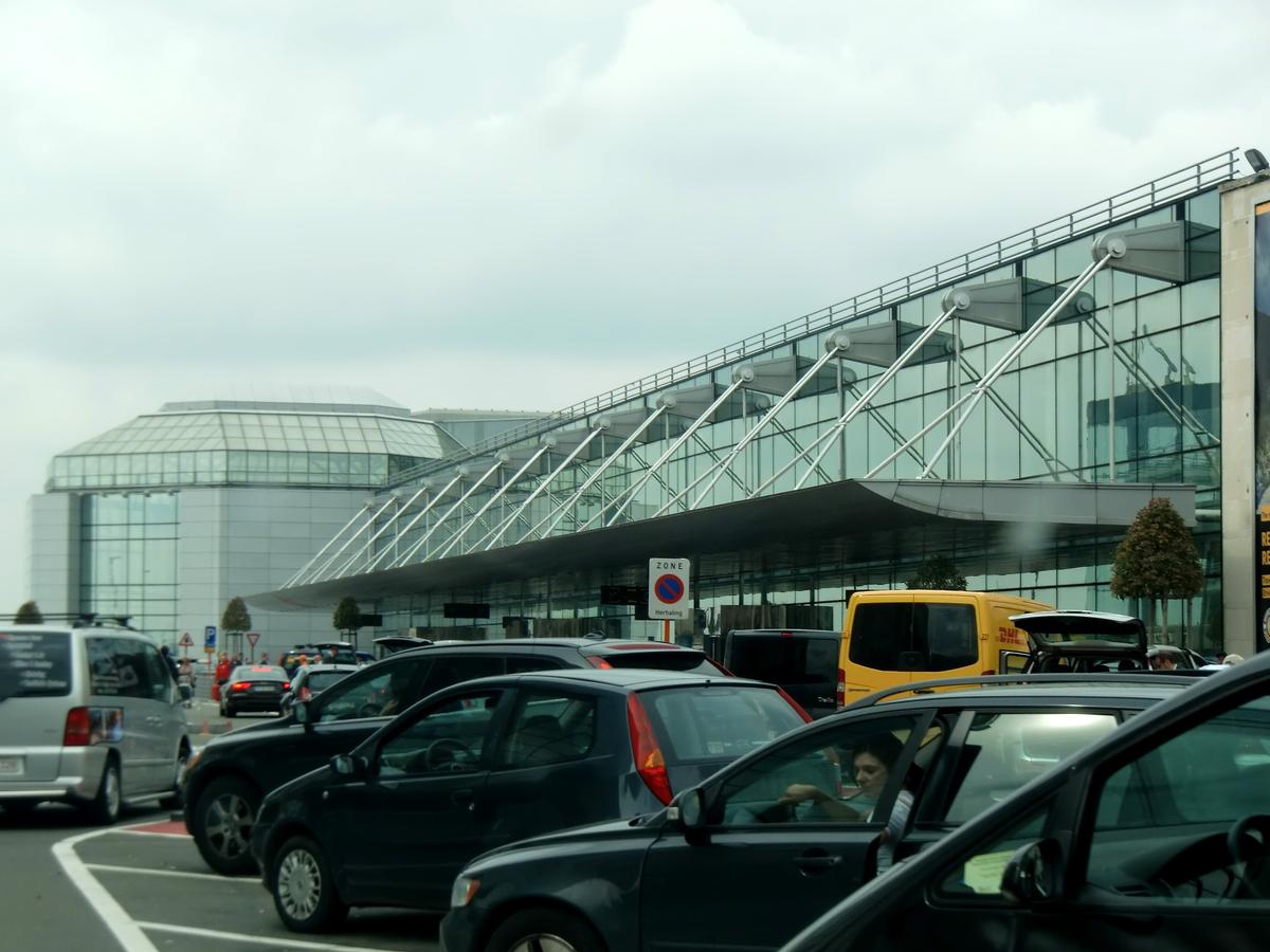 Bruxelles-Zaventem Airport, kiss&ride zone 