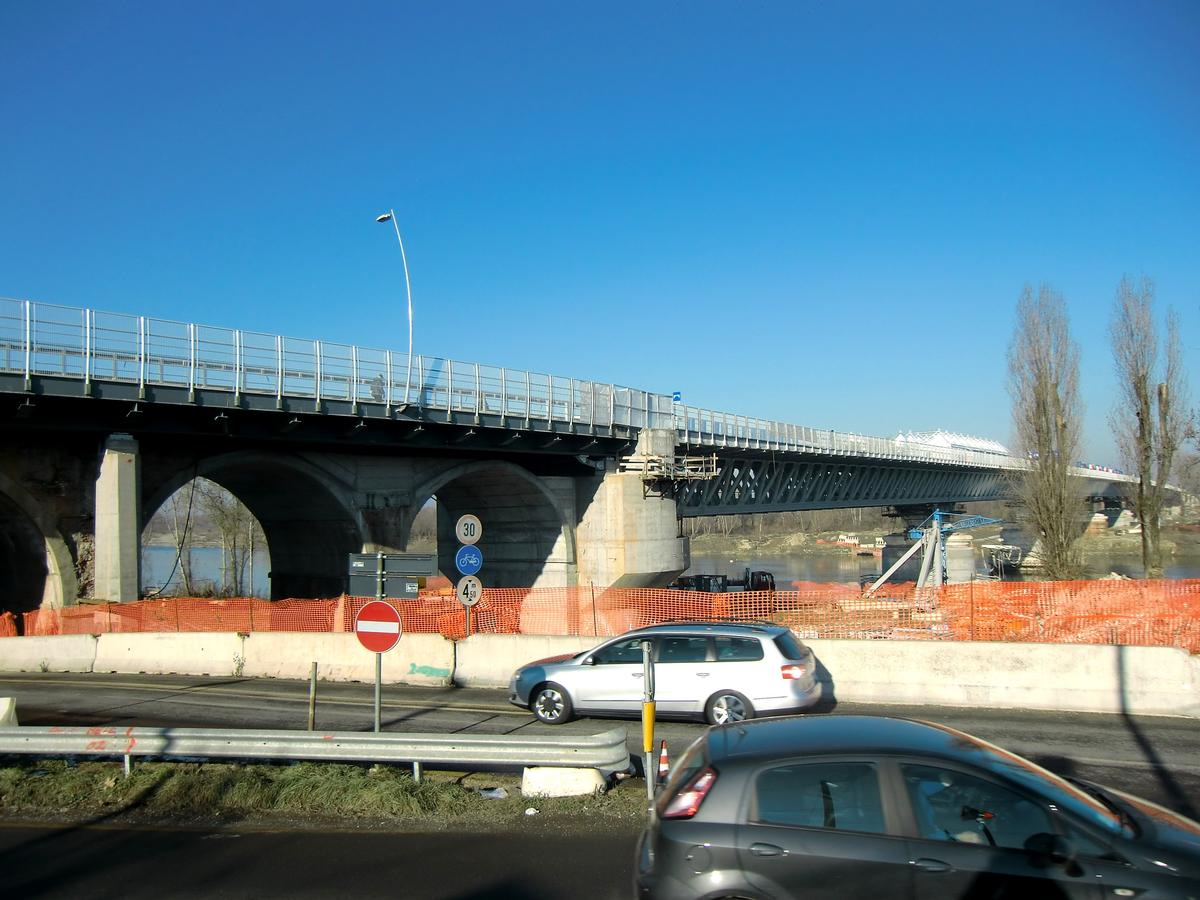 Piacenza viaduct (left) and Po road bridge (right) 