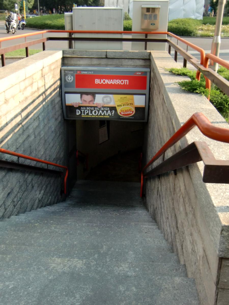 Buonarroti Metro Station, access 