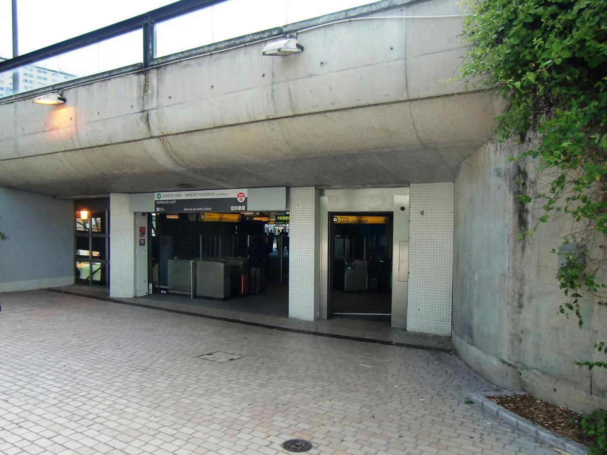 Gorge de Loup Metro Station, access 