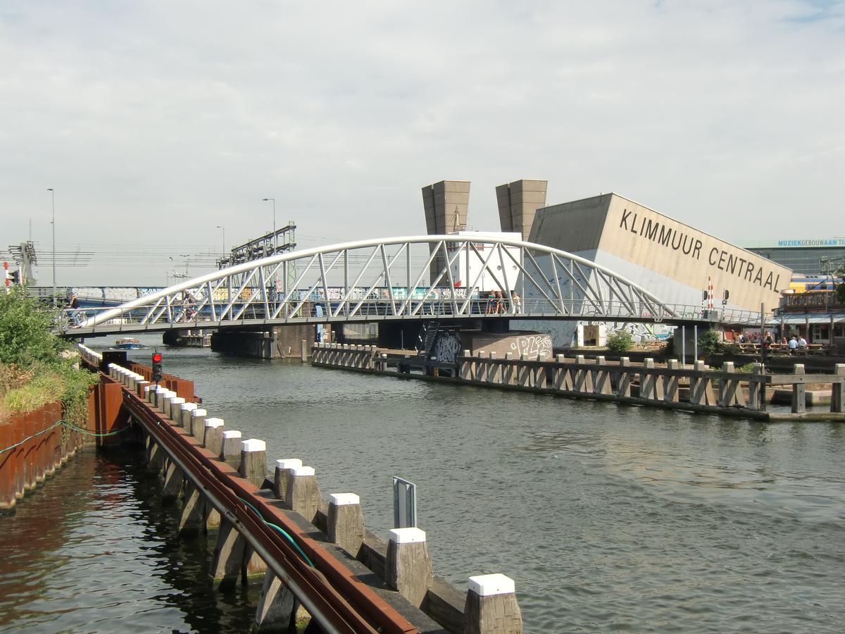Swing bridge over the Oosterdoksdoorgang 