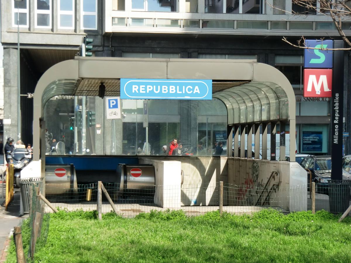 Milano Repubblica Station, access 