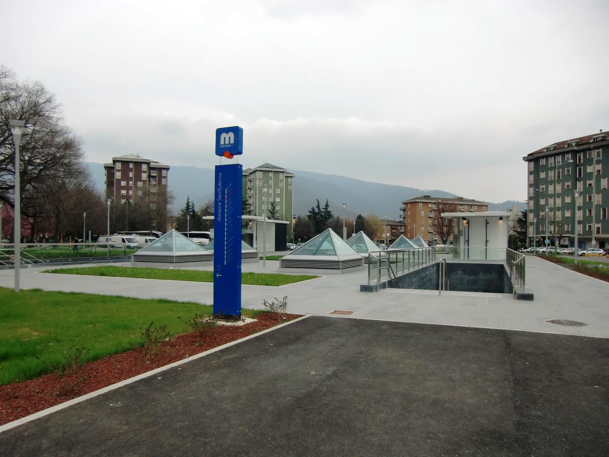 Mompiano Metro Station, accesses 