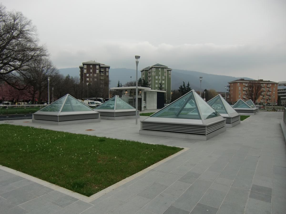 Mompiano Metro Station, glass roof 