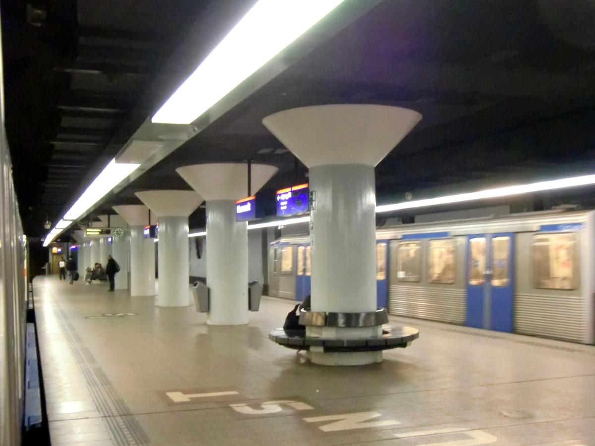 Nieuwmarkt Metro Station, platform 