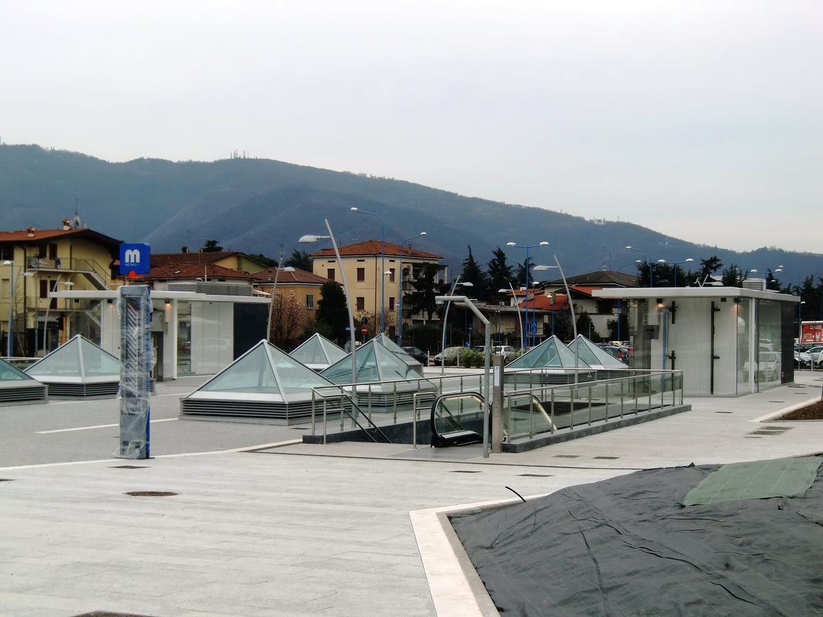 Prealpino Metro Station, accesses 