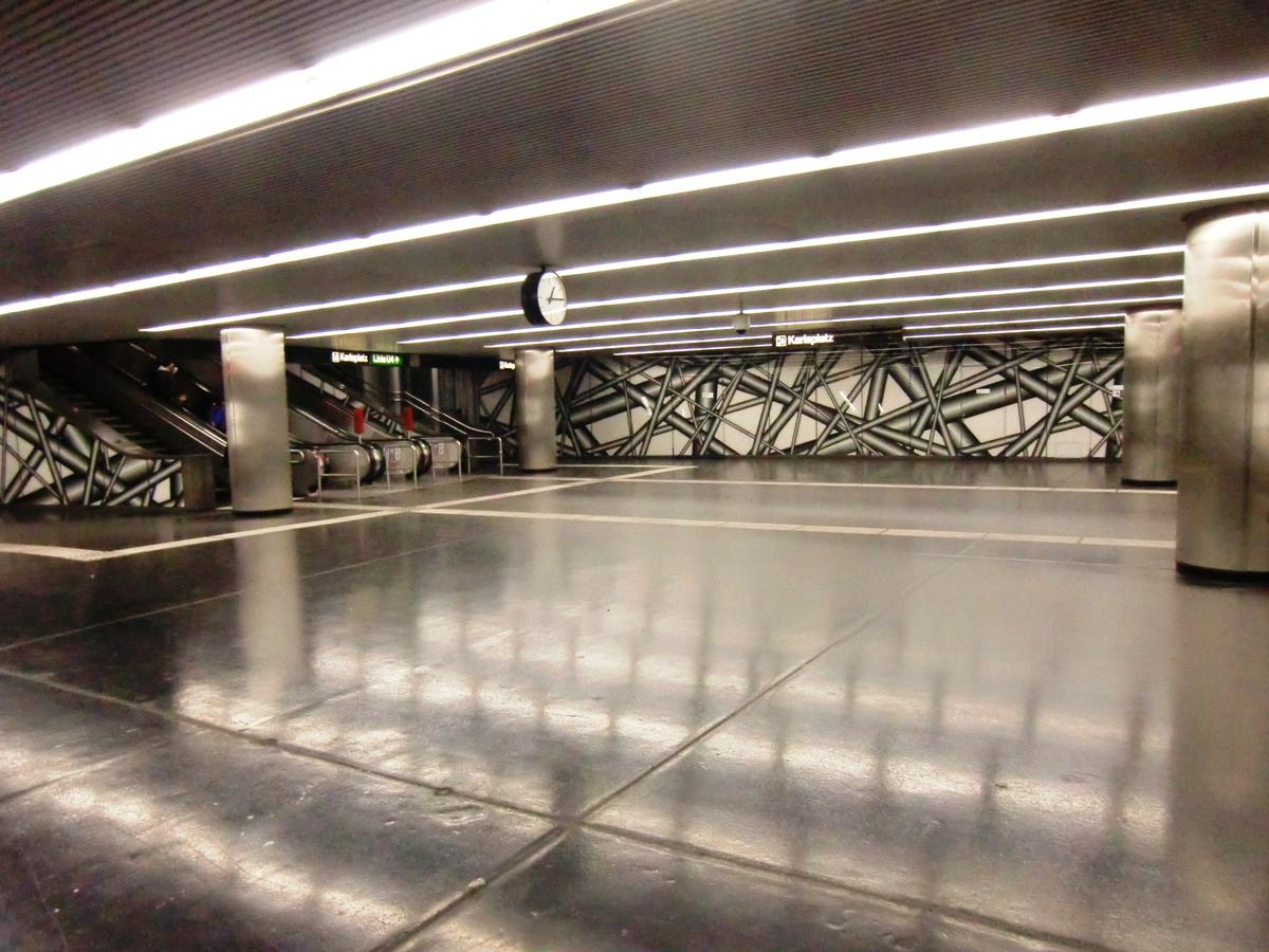 Karlsplatz Metro Station, mezzanine 
