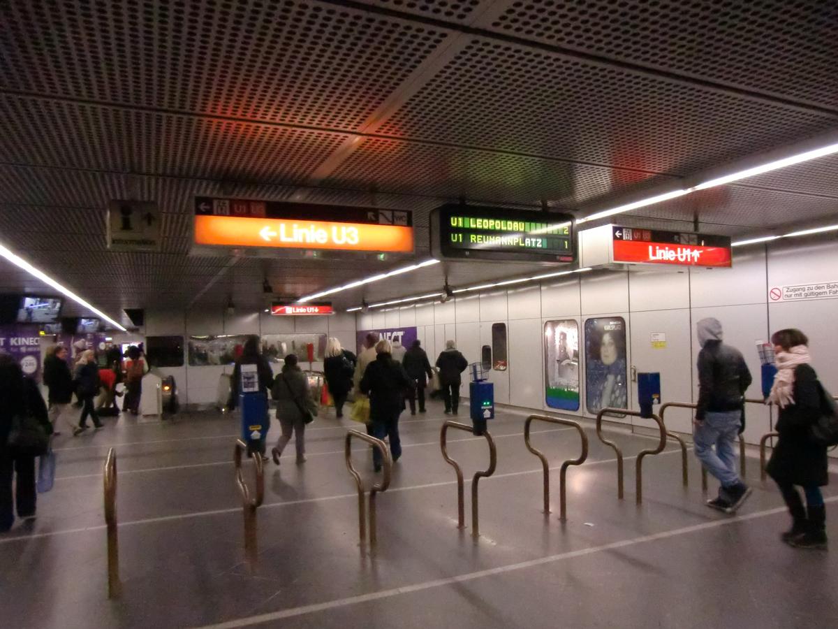Stephansplatz Metro Station, mezzanine 