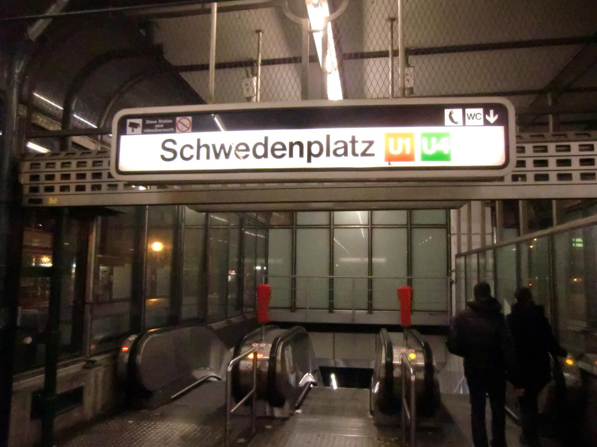 Schwedenplatz Metro Station, access 