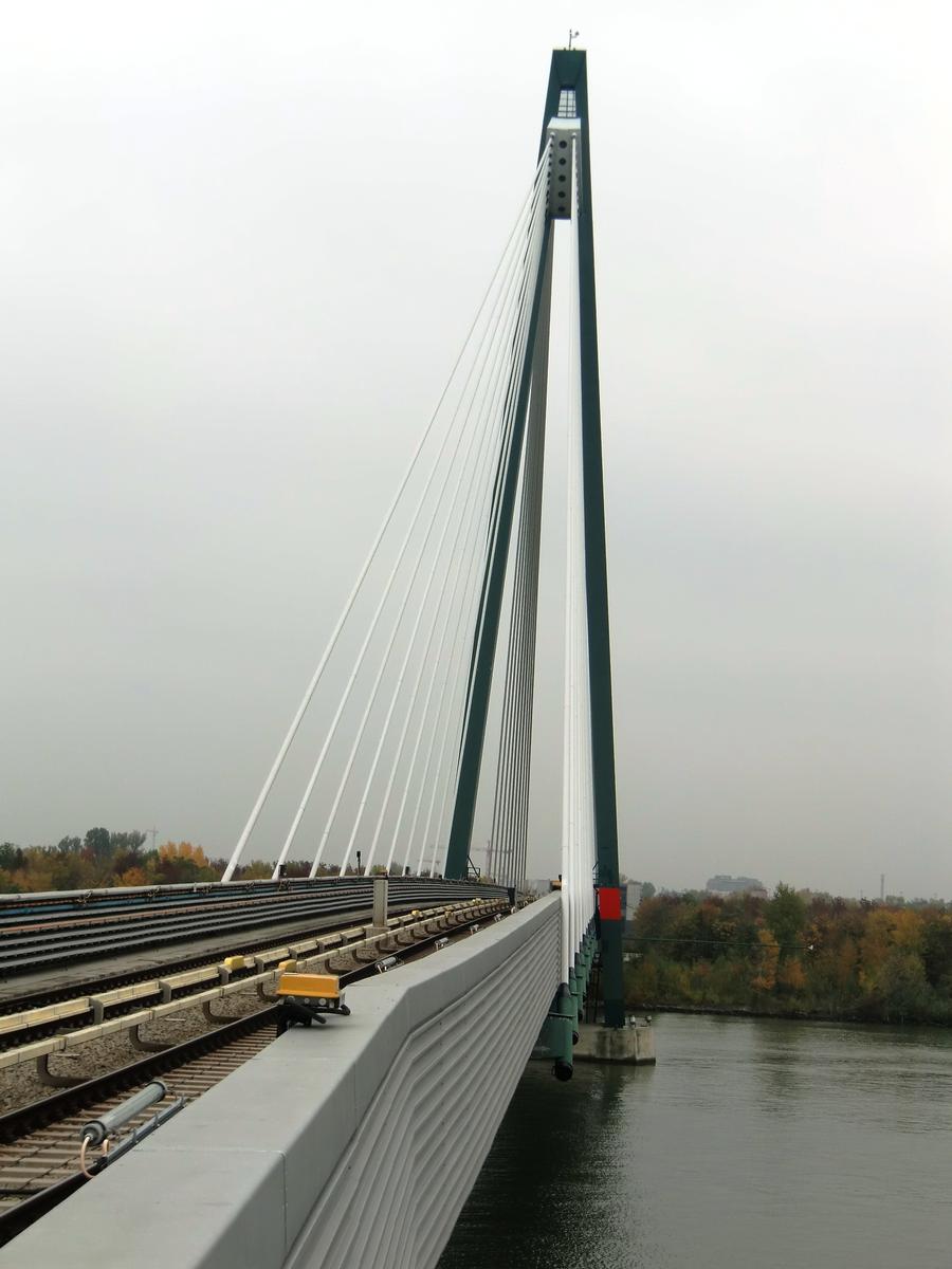 Donaustadtbrücke from Donaumarina Metro Station 