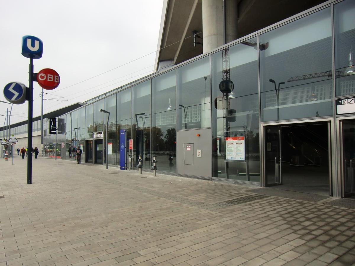 Stadlau Metro Station, access 