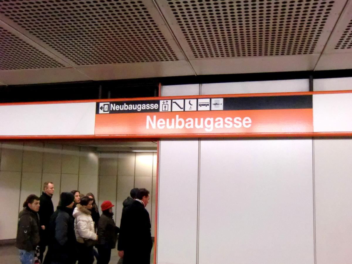 Neubaugasse Metro Station, platform 