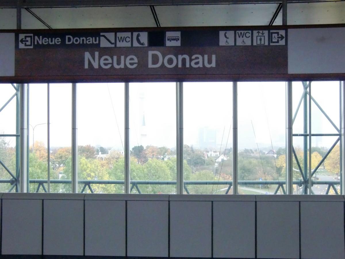 Neue Donau Metro Station, platform 