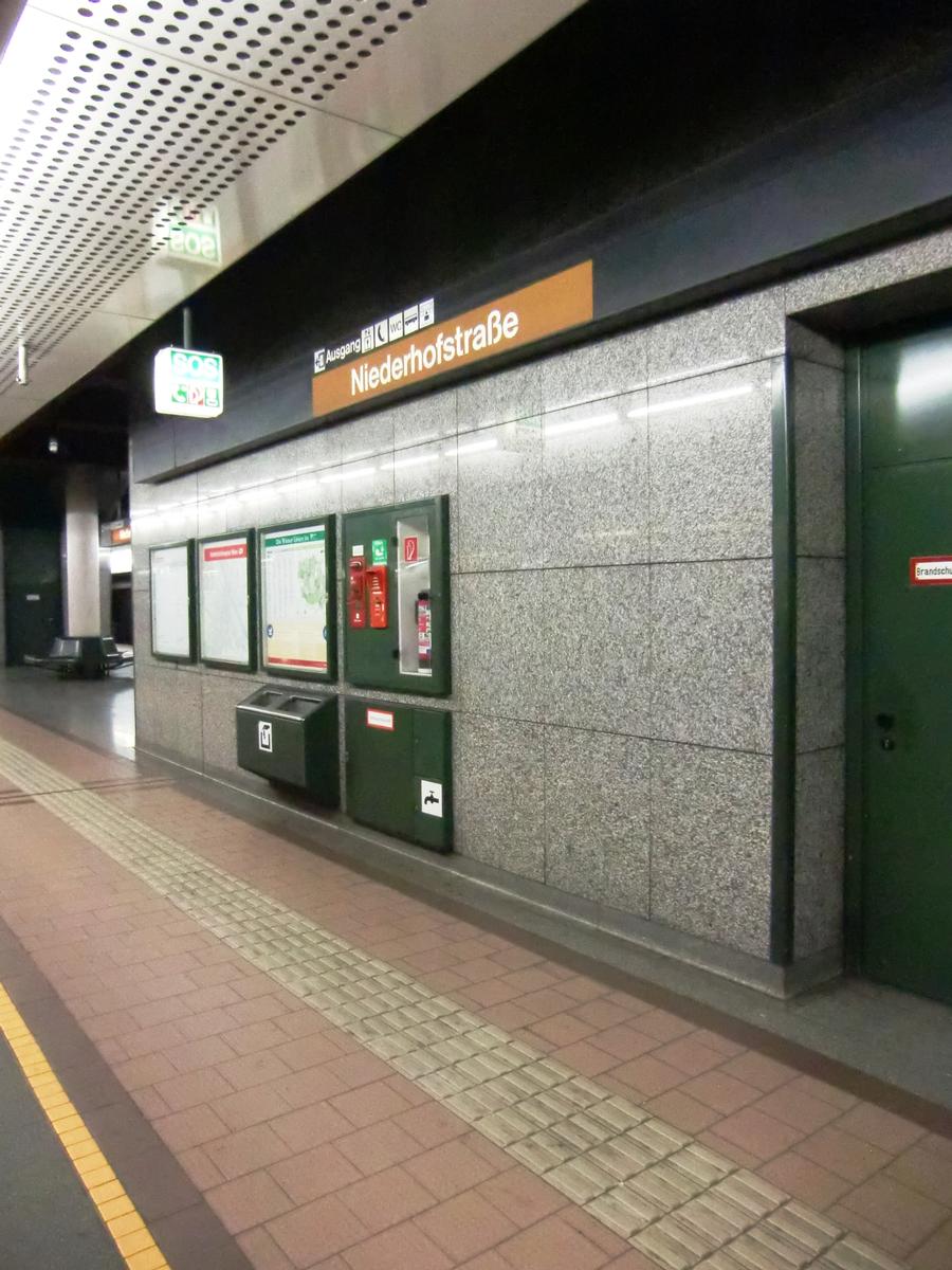 Niederhofstraße Metro Station, platform 