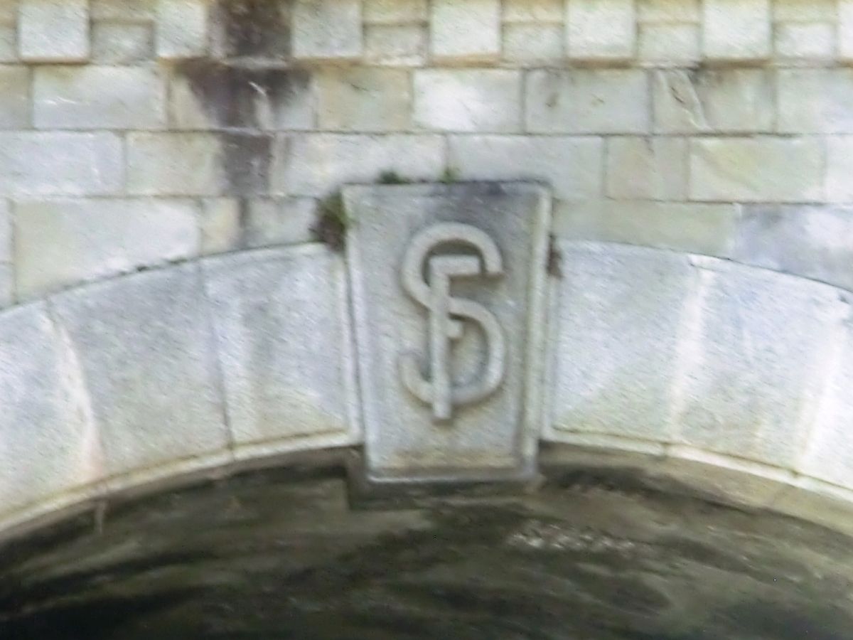 Fromentino Tunnel northern portal Italian logo (FS, Ferrovie dello Stato) on the vault