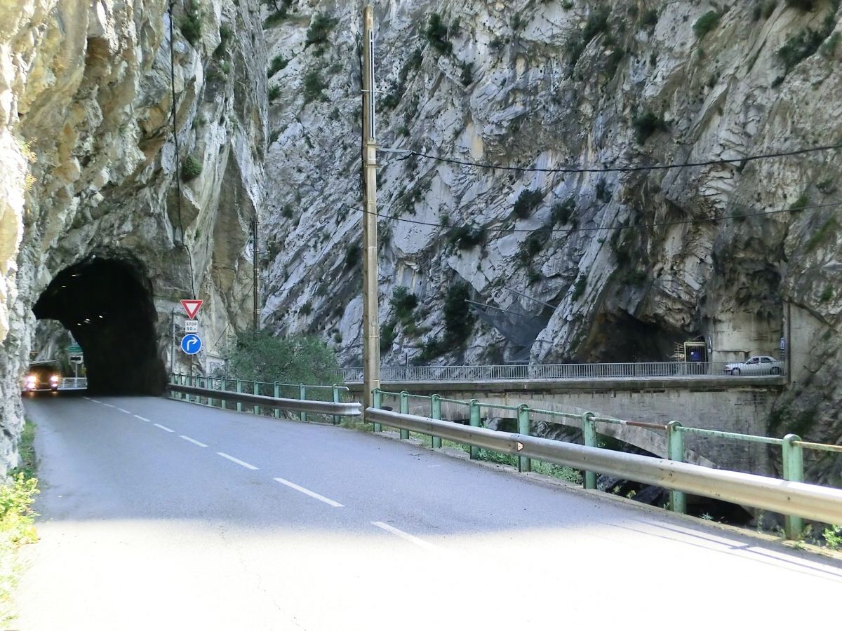 L'Adrech I Tunnel northern portal and, on the right, Petit Tunnel de la Mescla southern portal 