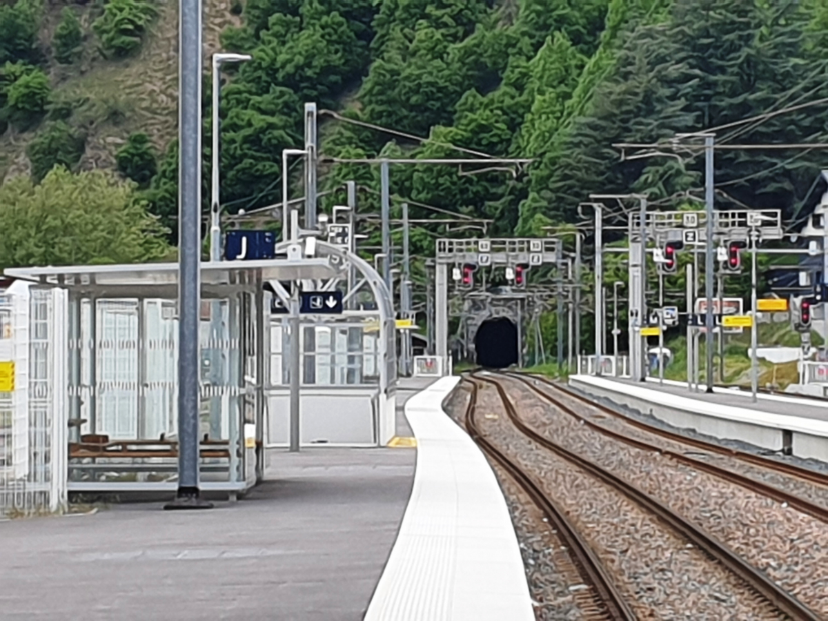 Moûtiers-Salins-Brides les Bains Station and, on the backyard, Les Esserts Tunnel southern portal 