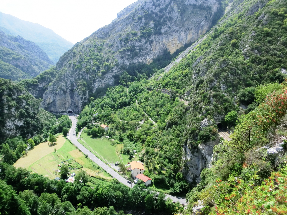 Saorge nord Tunnel and, on the right, Nocé railway Tunnel 