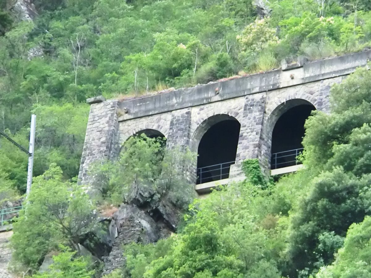 Scarassoui Tunnel southern portal with 21 m long artificial section added in 1970's 