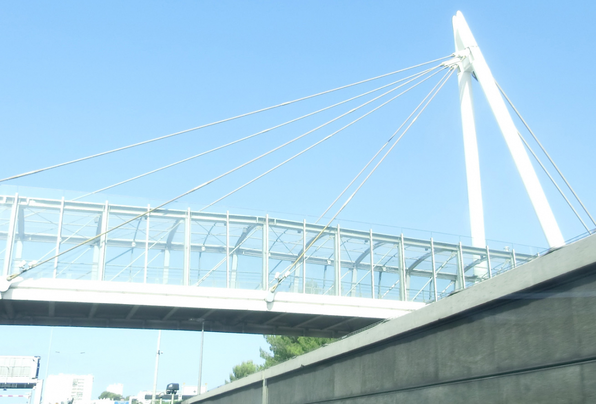 Schrägseilbrücke über die Avenue d'Estienne d'Orves 