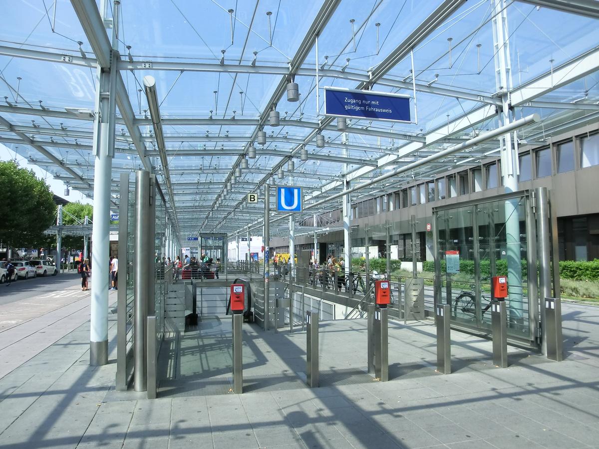 Flughafen Metro Station, access 