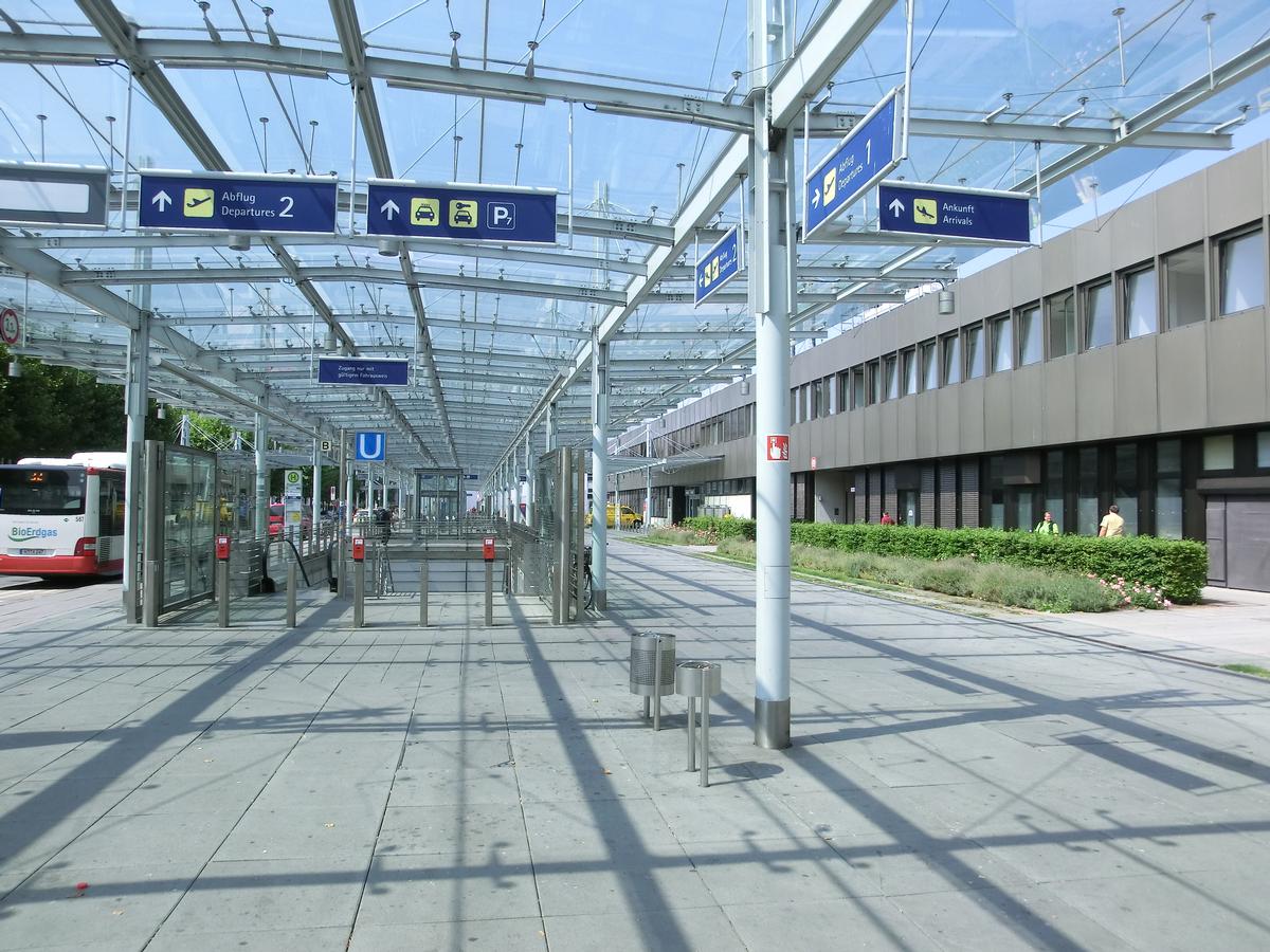 Flughafen Metro Station, access 