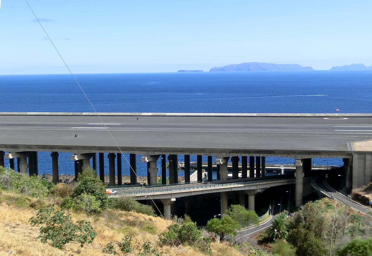 Landebahnbrücke am Flughafen Madeira 