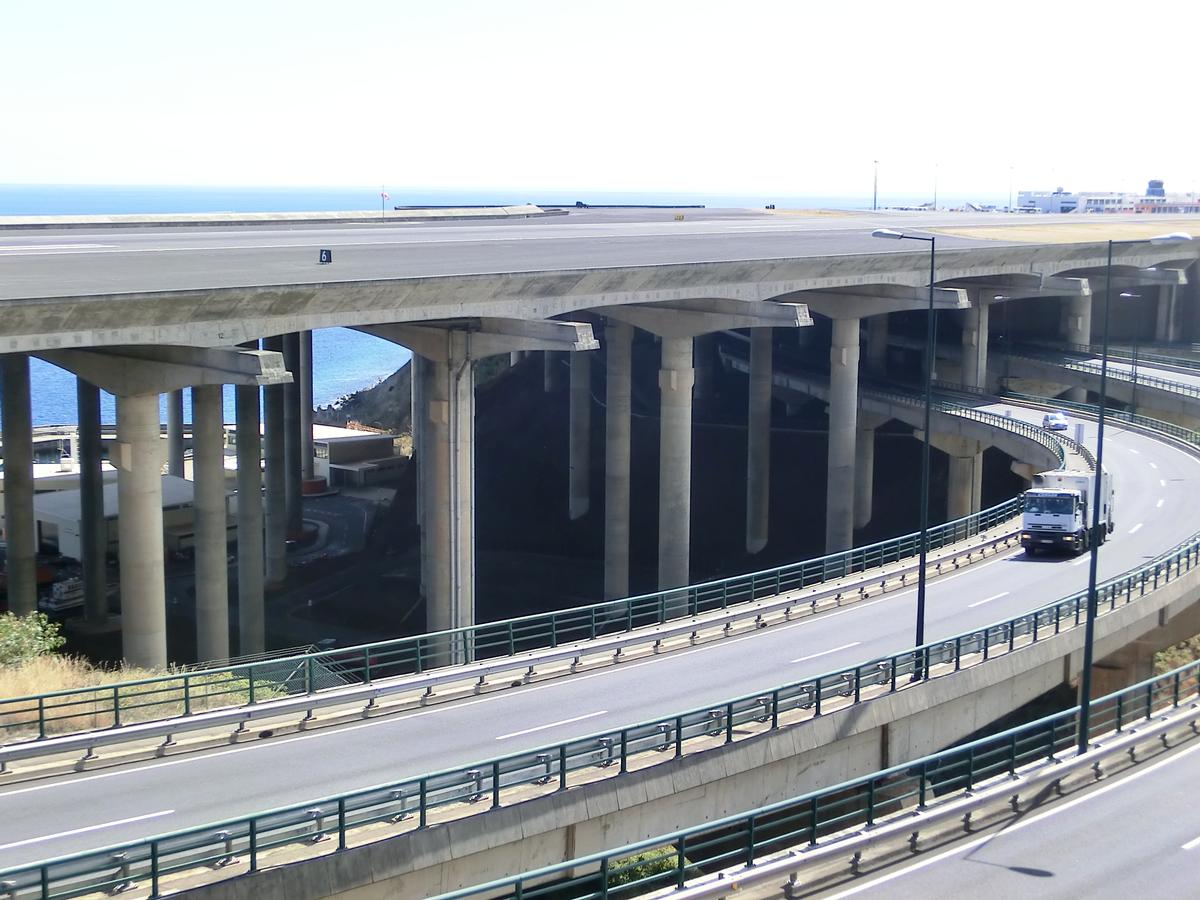 Pont de la piste d'atterissage de l'aéroport de Madère 
